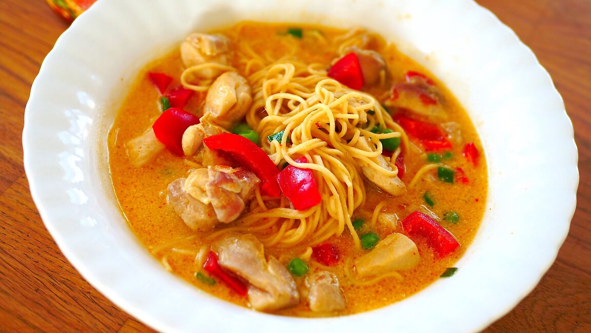 Azjatycki Rosół Drobiowy z Makaronem